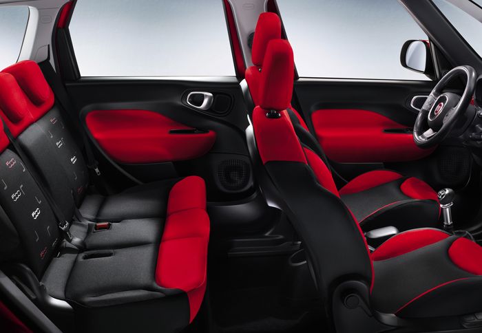 Το 5θέσιο εσωτερικό του Fiat 500L διακρίνεται για τη δυνατότητα διαμόρφωσης του πίσω καθίσματος, που διαιρείται, αναδιπλώνεται και σύρεται.